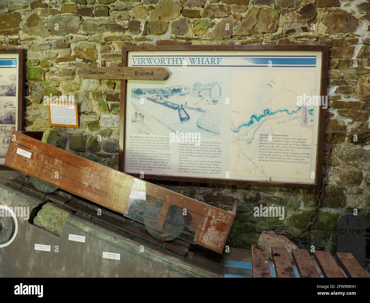 Im Inneren des alten Geschäftsgebäudes an der Virworthy Wharf am Bude Aquedukt wurden jetzt Informationen über den Bude-Kanal in der Nähe von Bude, Cornwall, Großbritannien, angezeigt Stockfoto