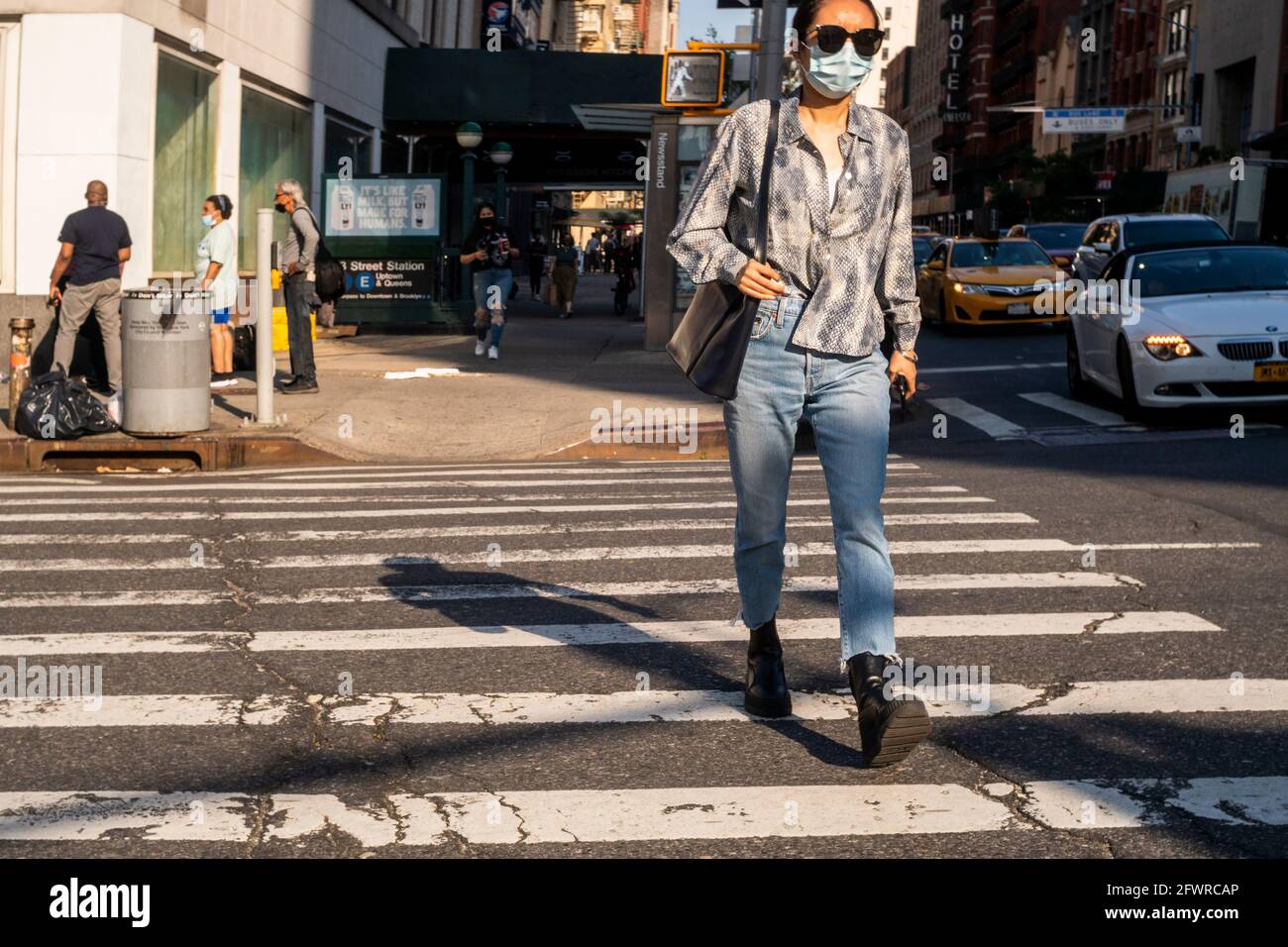 New York, USA. Mai 2021. Maskierte und maskenlose Menschen im New Yorker Stadtteil Chelsea am Freitag, den 21. Mai 2021. New York hat entspannte Maskenmandate, die es den meisten Outdoor-Aktivitäten erlauben, maskenfrei zu sein, sowie viele Innenräume, mit Einschränkungen. (ÂPhoto von Richard B. Levine) Quelle: SIPA USA/Alamy Live News Stockfoto