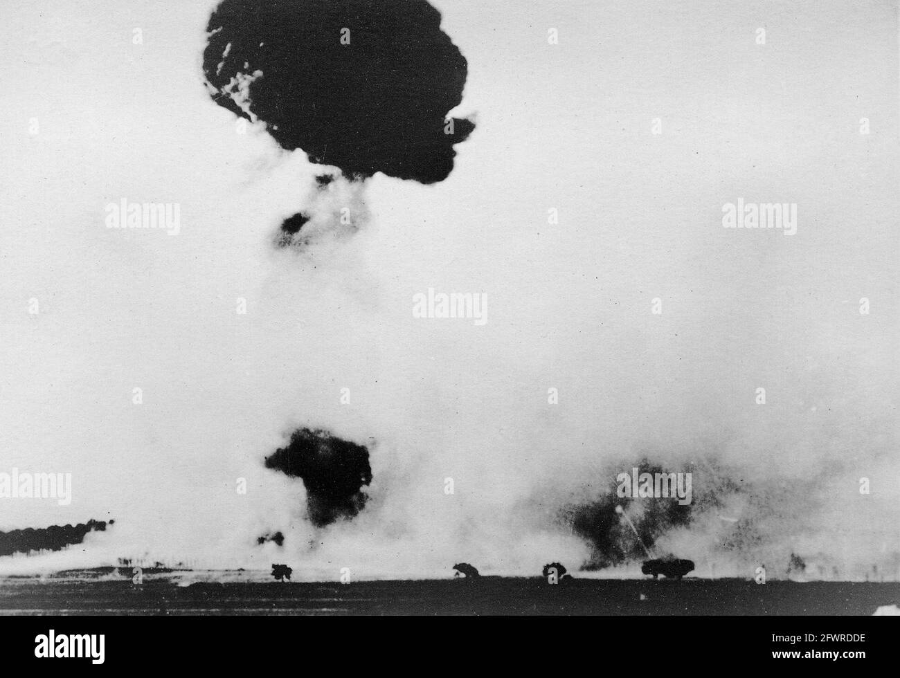 Eine amerikanische Munitionsdeponie aus dem ersten Weltkrieg, die in Flammen steht, nachdem sie einen direkten Treffer der deutschen Artillerie erhalten hat. Stockfoto