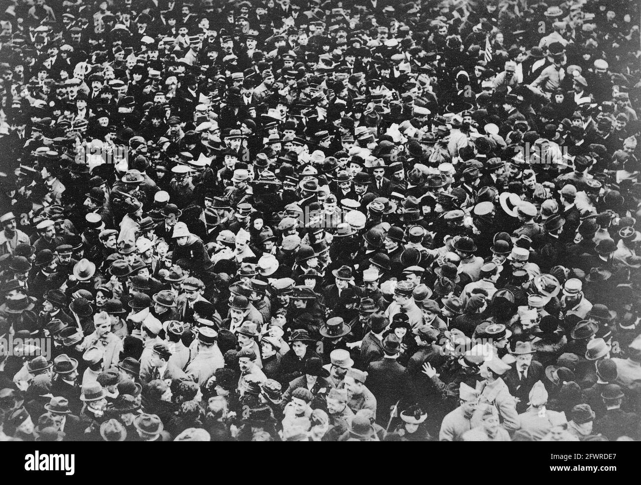 Eine Straßenszene in Paris am 11. November 1918, nachdem Deutschland die Nachricht erhalten hatte, dass Deutschland den Waffenstillstand unterzeichnet hatte. Stockfoto