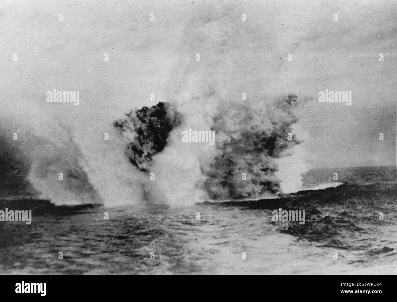 Ein Zerstörer der Vereinigten Staaten, der einen amerikanischen Konvoi bewacht, hat ein Periskop im Visier. Mehrere Tiefenladungen werden geliefert und ein deutsches U-Boot wird zerstört. Dieses Foto wurde in dem Moment aufgenommen, in dem eine Ladung explodiert. 1918 Stockfoto