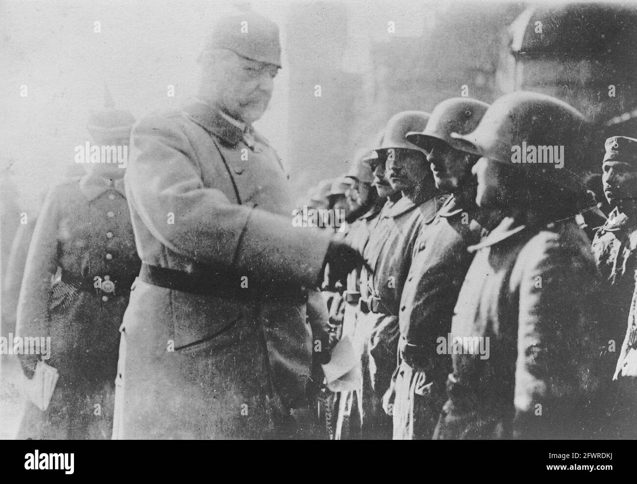 Feldmarschall Paul von Hindenburg inspiziert seine Truppen vor der Schlacht von Verdun. Eine Soldatin steht im Vordergrund. Stockfoto