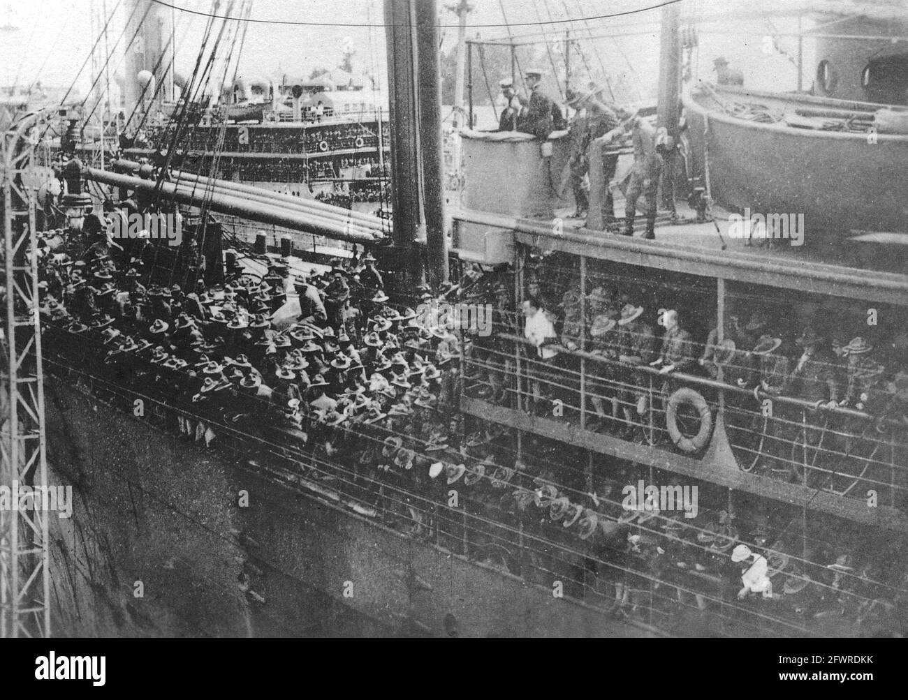US-Soldaten an Bord eines Troopschiffs, die nach dem Ersten Weltkrieg nach Hause zurückkehren. Stockfoto