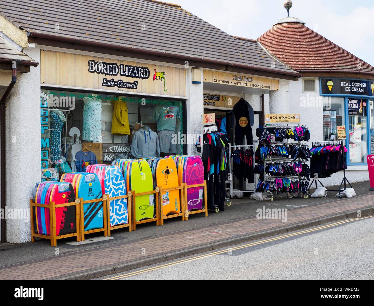 Günstige Polystyrol-Bodyboards vor dem Surf-Shop, Bude, Cornwall, Großbritannien Stockfoto