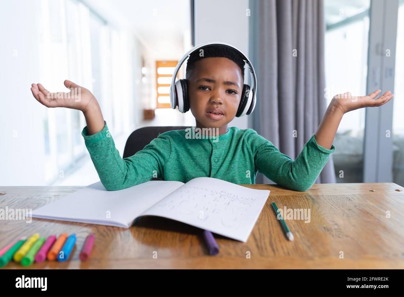 afroamerikanischer Junge im Online-Schulunterricht, mit Kopfhörern Stockfoto