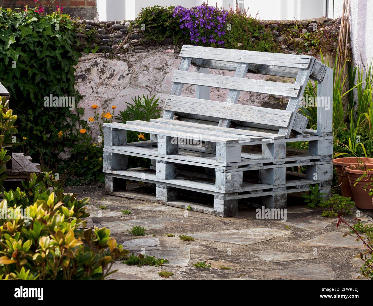 Gartenbank aus Paletten, Cornwall, UK Stockfoto