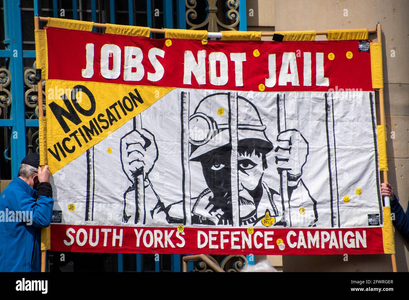 Sheffield, Großbritannien: 1. Mai 2021 : Jobs Not Gaol Miner’s Strike Banner auf der Treppe des Rathauses beim „Kill the Bill“-Protest, Barkers Pool Stockfoto