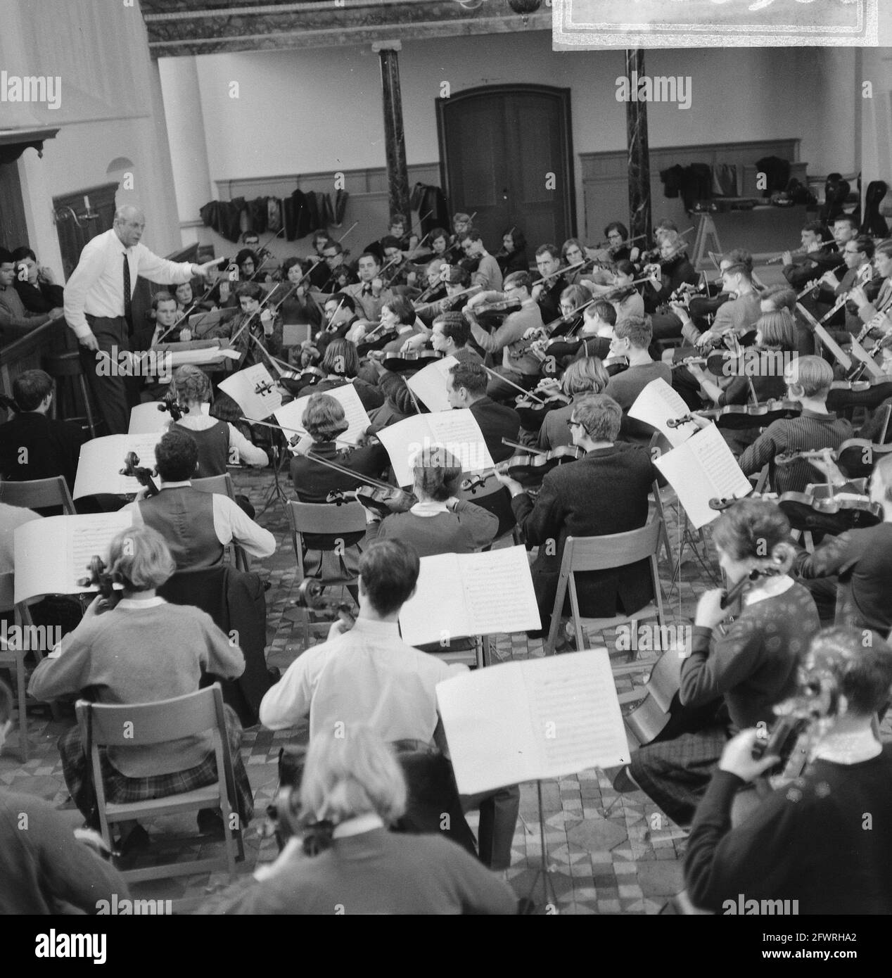 Niederlande Student Orchestra in Bergen, Nordholland, 3. Januar 1966, STUDENTEN, Orchester, Niederlande, Presseagentur des 20. Jahrhunderts, Foto, Nachrichten zu erinnern, Dokumentarfilm, historische Fotografie 1945-1990, visuelle Geschichten, Menschliche Geschichte des zwanzigsten Jahrhunderts, Momente in der Zeit festzuhalten Stockfoto