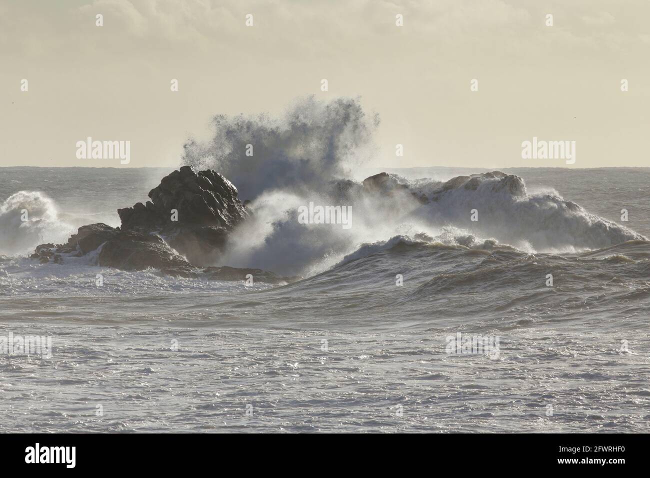 Große stürmische Meereswellen brechen über Felsen Stockfoto