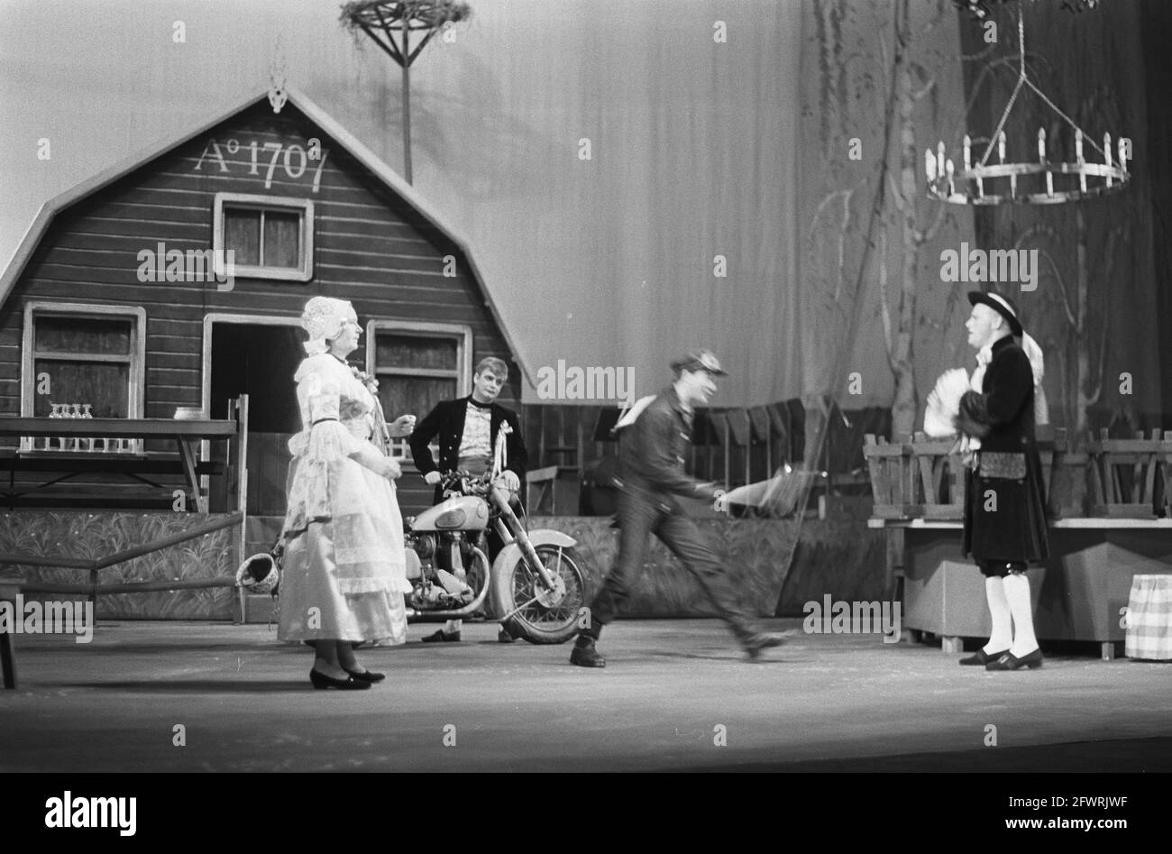 Niederländische Komödie, Kloris und Roosjes Hochzeit, Thomasvaer und Pieternels Neujahrswunsch in Stadsschouwburg, 30. Dezember 1964, Schauspieler, Schauspielerinnen, Bühne, Schauspieler, Niederlande, Foto der Presseagentur des 20. Jahrhunderts, News to Remember, Dokumentarfilm, historische Fotografie 1945-1990, visuelle Geschichten, Menschliche Geschichte des zwanzigsten Jahrhunderts, Momente in der Zeit festzuhalten Stockfoto