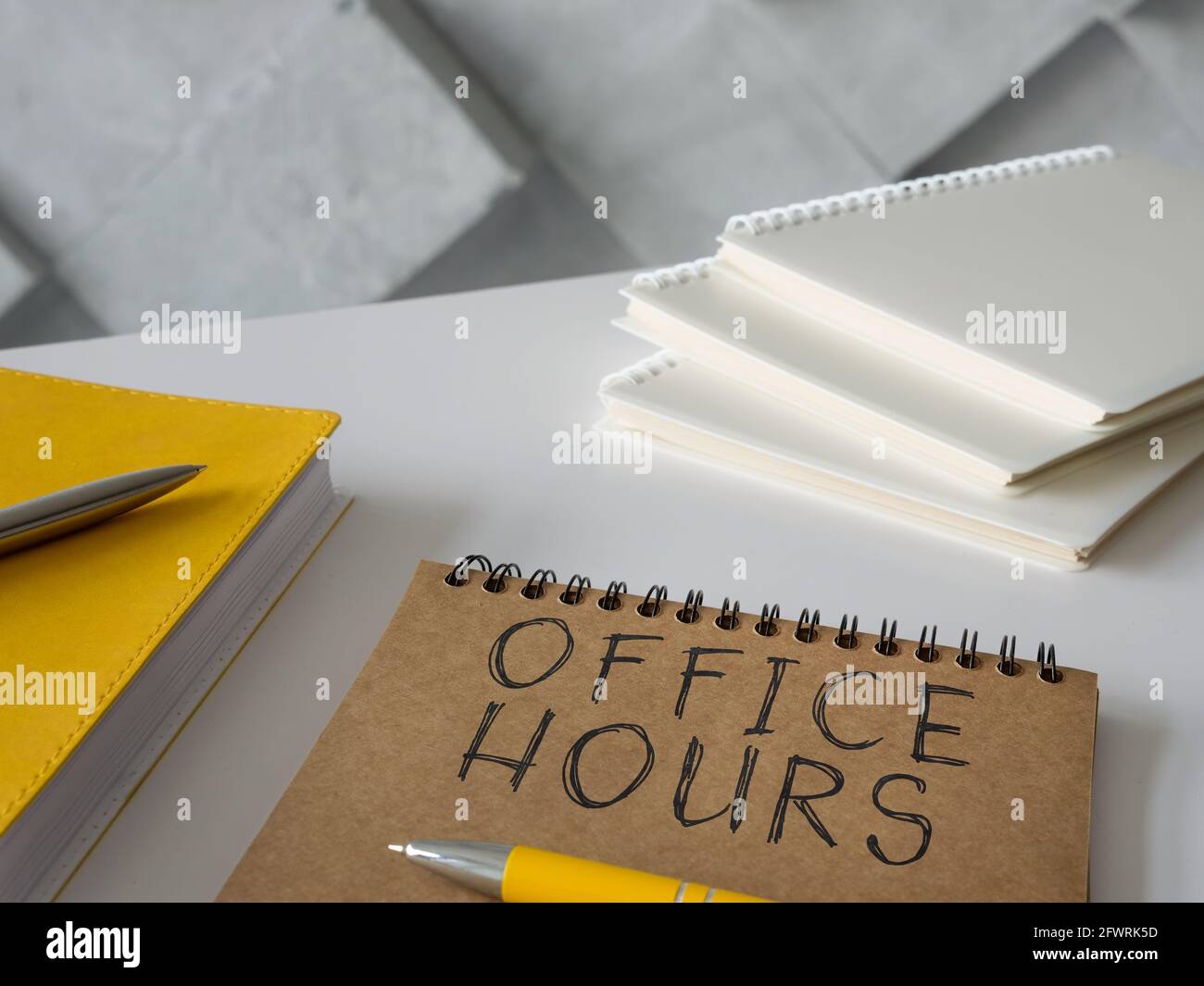 Bürozeiten, die von den Händen auf der Seite geschrieben wurden. Stockfoto