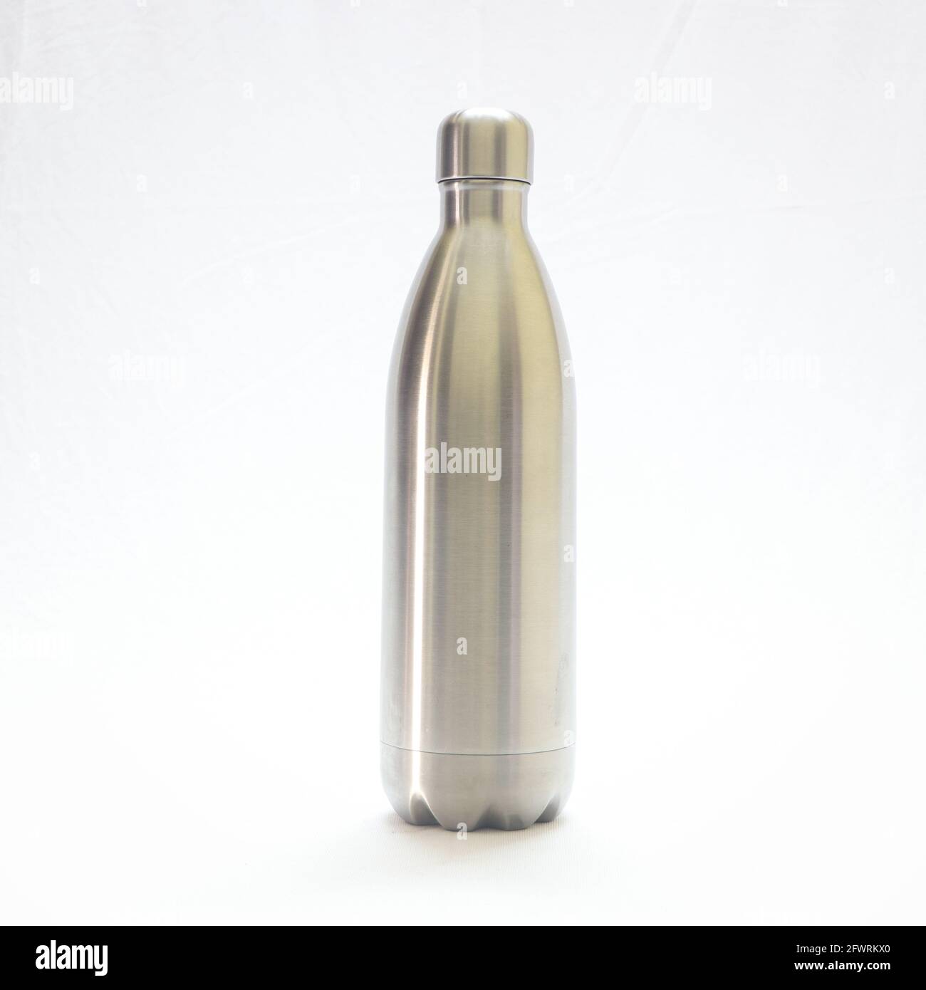 In glänzendem Silber gehaltene Vakuum-Thermoskanne, isoliert auf weißem Hintergrund Stockfoto