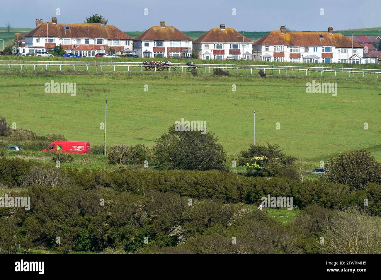 Eine allgemeine Ansicht, wie sich Läufer in den Watch Free Race Replays auf attheraces.com Handicap auf der Brighton Racecourse zubewegen. Bilddatum: Montag, 24. Mai 2021. Stockfoto