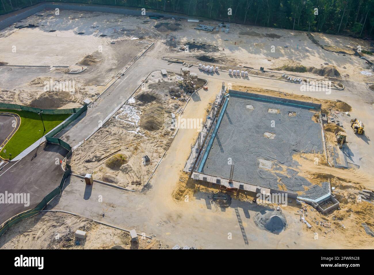 Vorbereitung für eine Wandbaustelle, bilden Blöcke, die mit Beton gefüllt werden Stockfoto