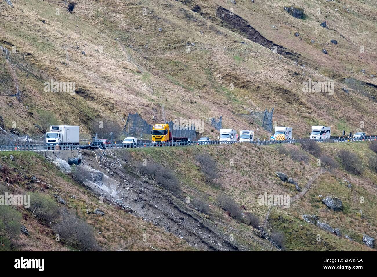Verkehr, der auf der A83 durch die Verkehrskontrolle geht, und seien Sie dankbar, Argyll, Schottland. Die Straße wird wegen Erdrutschen repariert. Stockfoto