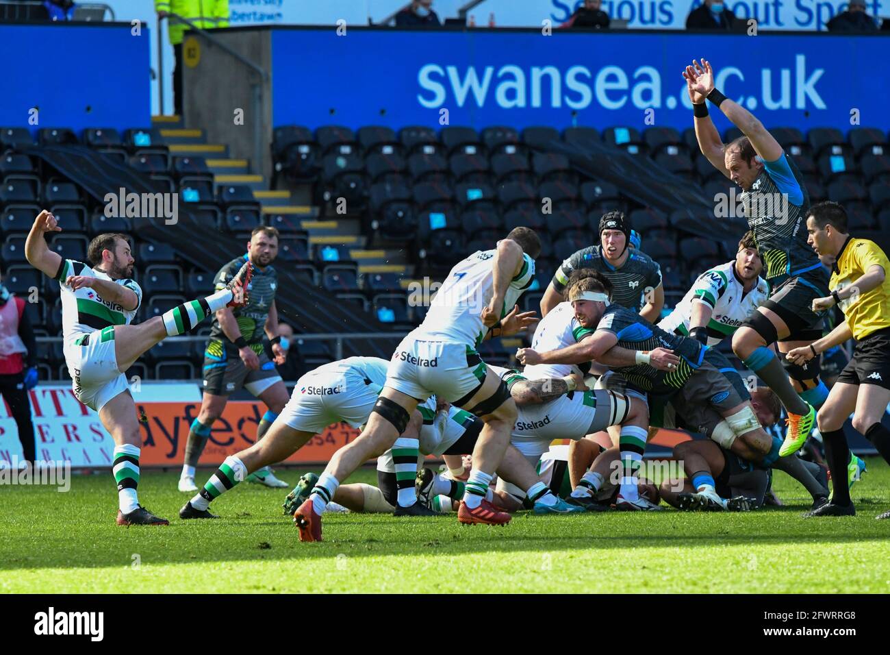 Swansea, Wales. 3. April 2021. Micky Young von Newcastle Falcons schießt den Ball während der European Rugby Challenge Cup Runde von 16 Spiel zwischen Ospreys und Newcastle Falcons im Liberty Stadium in Swansea, Wales, Großbritannien am 3. April 2021. Sportstadien in ganz Großbritannien unterliegen aufgrund der Coronavirus-Pandemie weiterhin strengen Beschränkungen, da staatliche Gesetze zur sozialen Distanzierung Fans innerhalb von Veranstaltungsorten verbieten, was dazu führt, dass Spiele hinter verschlossenen Türen gespielt werden. Quelle: Duncan Thomas/Majestic Media. Stockfoto