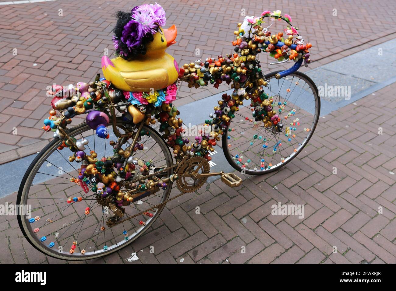 Das Fahrradsymbol von Amsterdam mit farbenfrohen Dekorationen Stockfoto