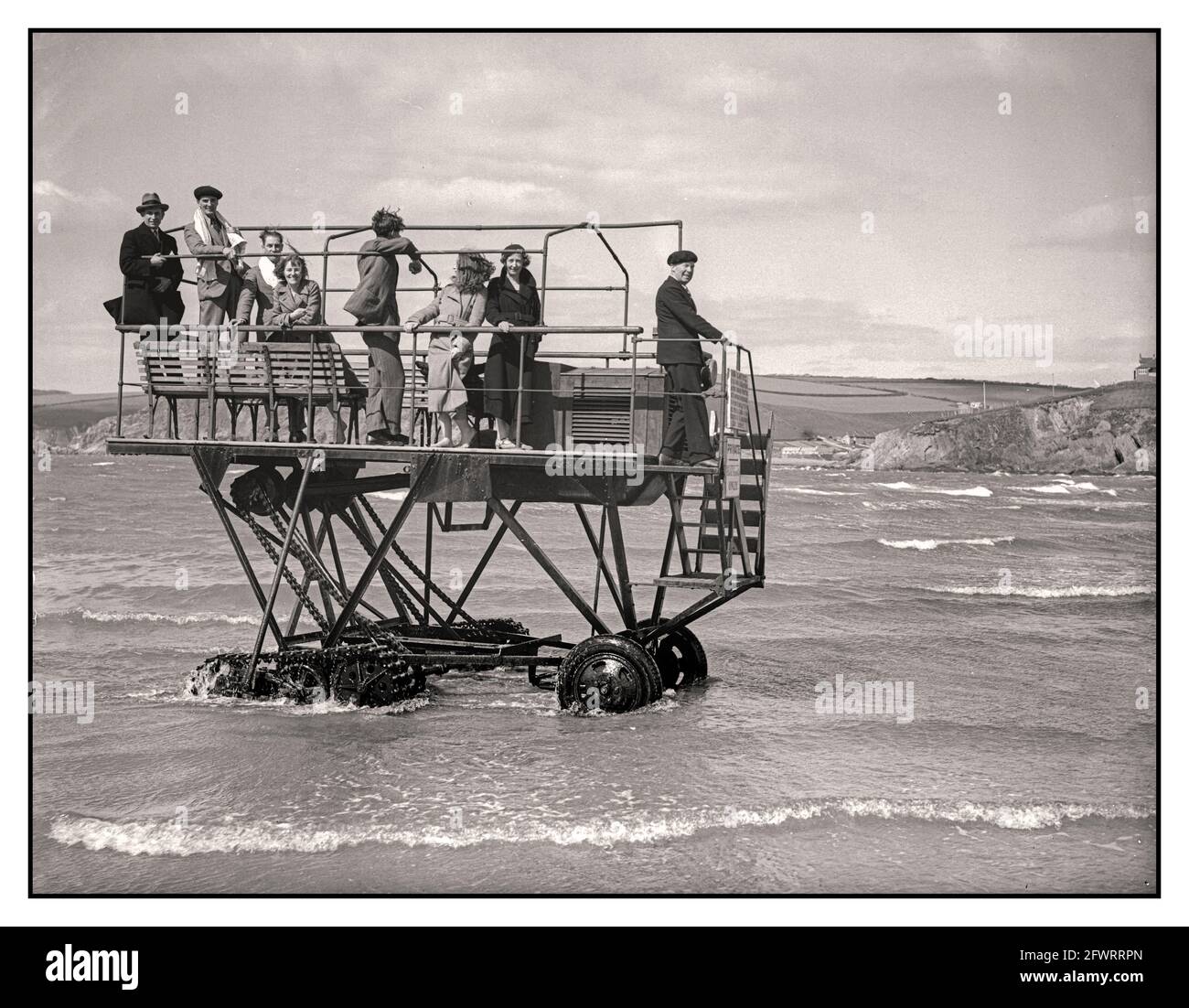 Mechanisierter Transport von Küstenfähren aus den 1930er Jahren EINE Raupenfähre mit einem 24-PS-Motor bringt Urlauber vom Festland bei Bigbury in Devon nach Burgh Island, eine Viertelmeile (400 m) entfernt. Stockfoto