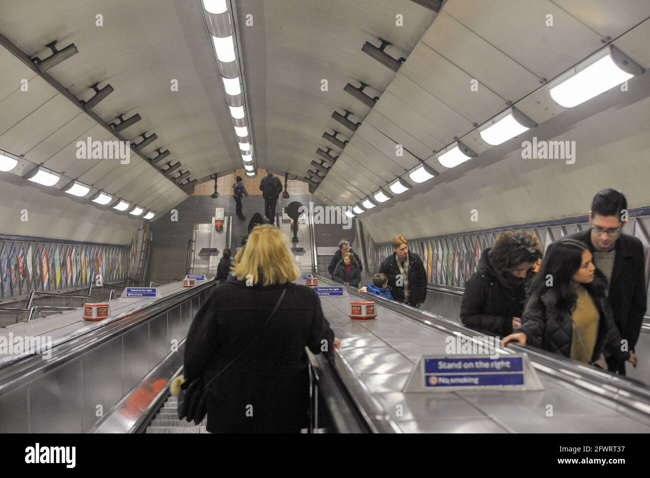 London, 29. Dezember 2016: Die Rolltreppen der U-Bahn, der Londoner U-Bahn, gehen manchmal mehrere Stockwerke und die entsprechenden Gleissysteme hinunter. Stockfoto