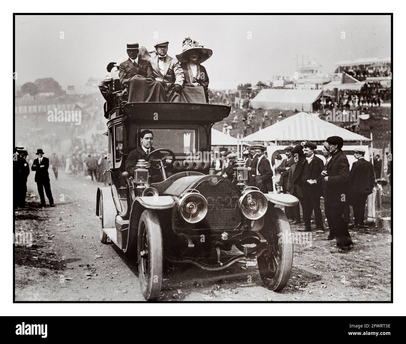 1908 Darracq 50 PS 'Coach' Fahrzeug mit Chauffeur beim Verlassen des Aerodroms In Bournmouth mit einer Gruppe von Luftfahrtbegeisterten auf dem Oberdeck Stockfoto