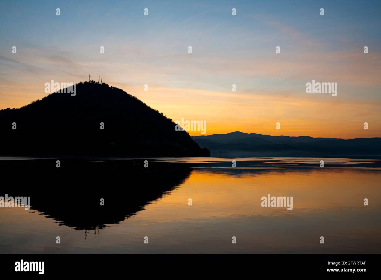 Blick auf den Sonnenuntergang in der Donau-Schlucht in Djerdap auf dem Serbisch-rumänische Grenze Stockfoto