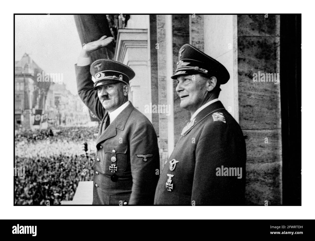 FRANKREICH NAZI-BESETZUNG Jahrgang 2 Adolf Hitler auf dem Höhepunkt seiner charismatischen Macht: Mit Hermann Göring auf dem Balkon bei einer Siegesparade in Berlin, Juli 1940, nach der erfolgreichen Invasion und Besetzung Frankreichs Stockfoto
