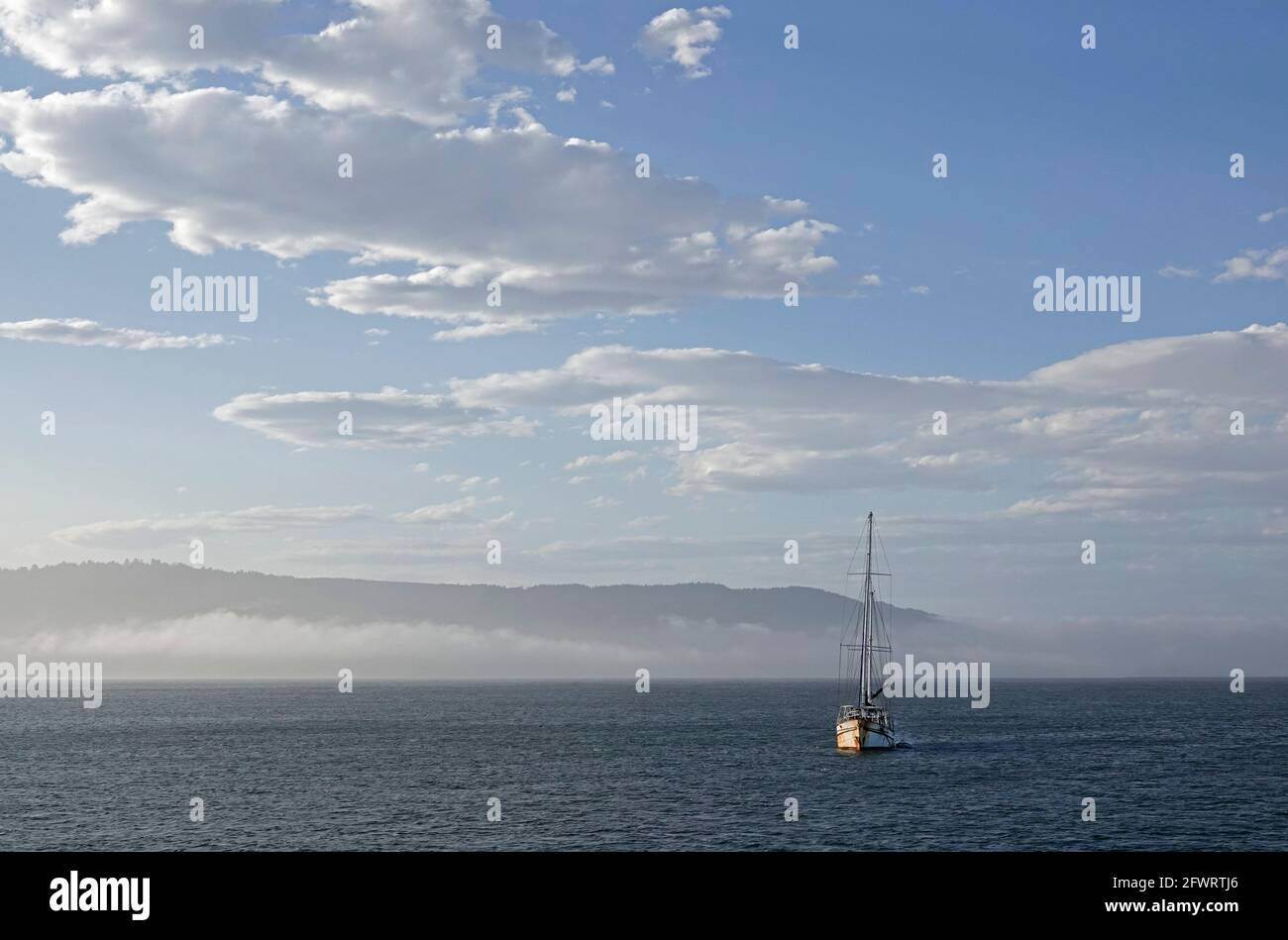 Im Hafen von Crescent City, Kalifornien, liegt ein verderbtes Segelboot nahe der Küste vor Anker. Stockfoto