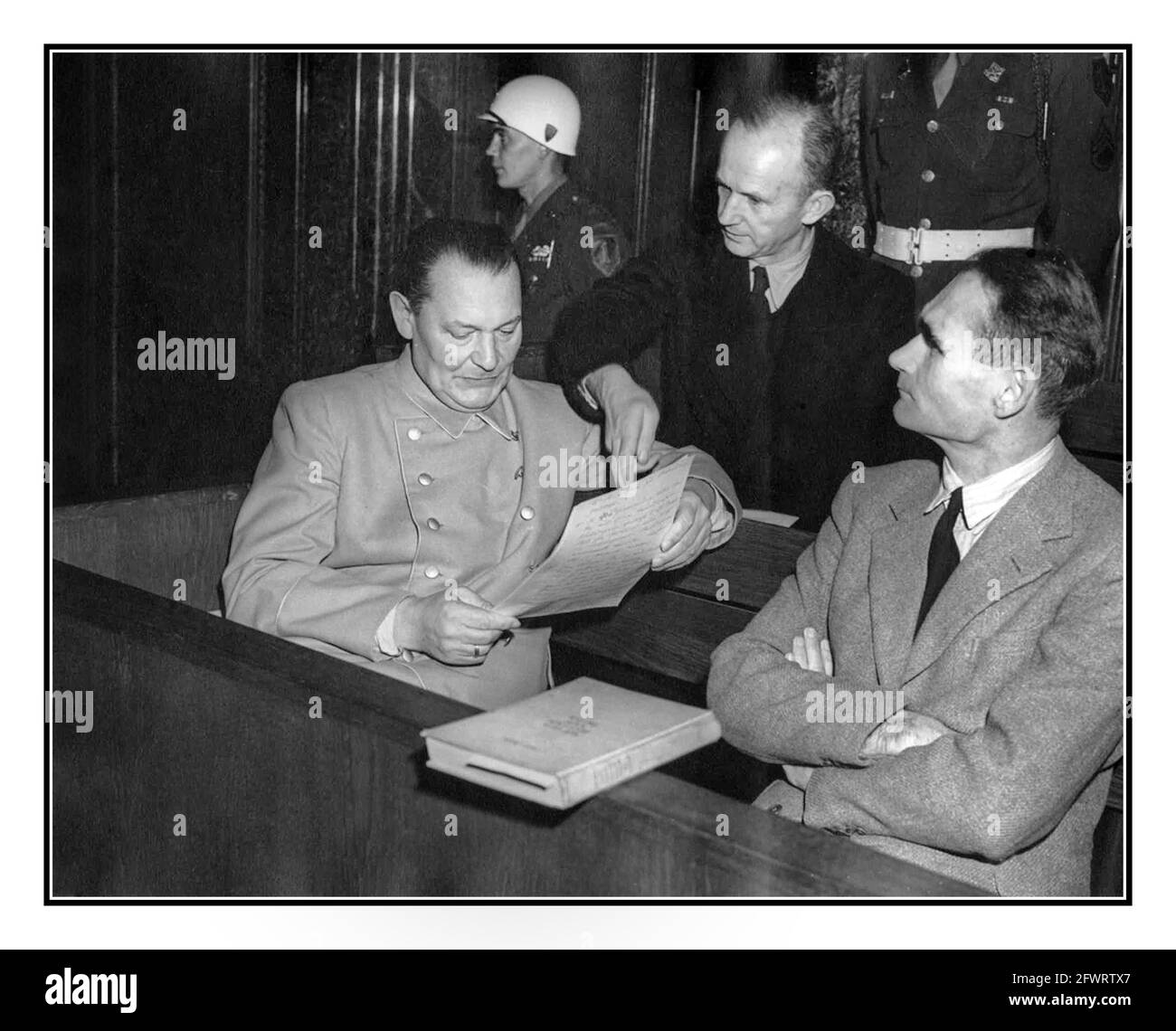 NÜRNBERGER PROZESSE GOERING, DONITZ, HESS, Vintage Post WW2 -Zweiten Weltkrieg Deutsche Nazi-Nürnberger Kriegsverbrecherprozesse. Führende Nazi-Angeklagte auf der Anklagebank, ca. 1945-1946. (Von links nach rechts) Hermann Göring Göring, Karl Dönitz & Rudolf Hess diskutieren über die Beweisführung Stockfoto