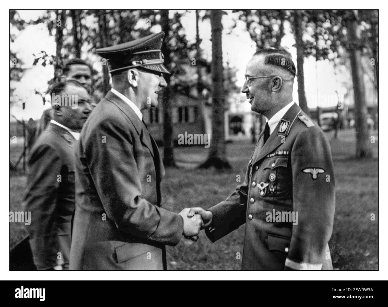 Adolf Hitler grüßt Heinrich Himmler und wünscht ihm alles gute zum Geburtstag, 1943. Adolf Hitler mit dem Nazi-SS-Führer Heinrich Himmler im Oktober 1943 im Wolfs-Lair-Hauptquartier "Wolfssschanze" bei Rastenburg in Ostpreußen. Stockfoto