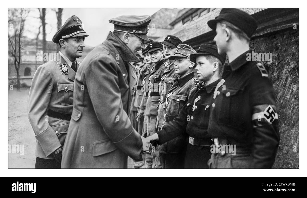 HITLER VERLIEH IN DEN LETZTEN TAGEN MEDAILLEN HITLERS JUGEND 1945 einer der letzten öffentlichen Auftritte und Bilder von Adolf Hitlers Treffen und verlieh Medaillen an seine erbittert loyalen und tapferen Hitler-Jugend-Mitglieder. April 1945 Schlacht um Berlin WW2 2. Weltkrieg Stockfoto