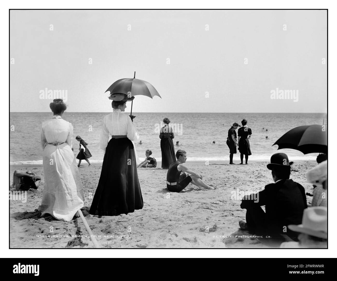 Palm Beach Florida USA, Jahrgang 1890, bietet Badegästen und Sonnenanbeter mit der bescheidenen Strandmode und den Stilrichtungen der damaligen Zeit Stockfoto