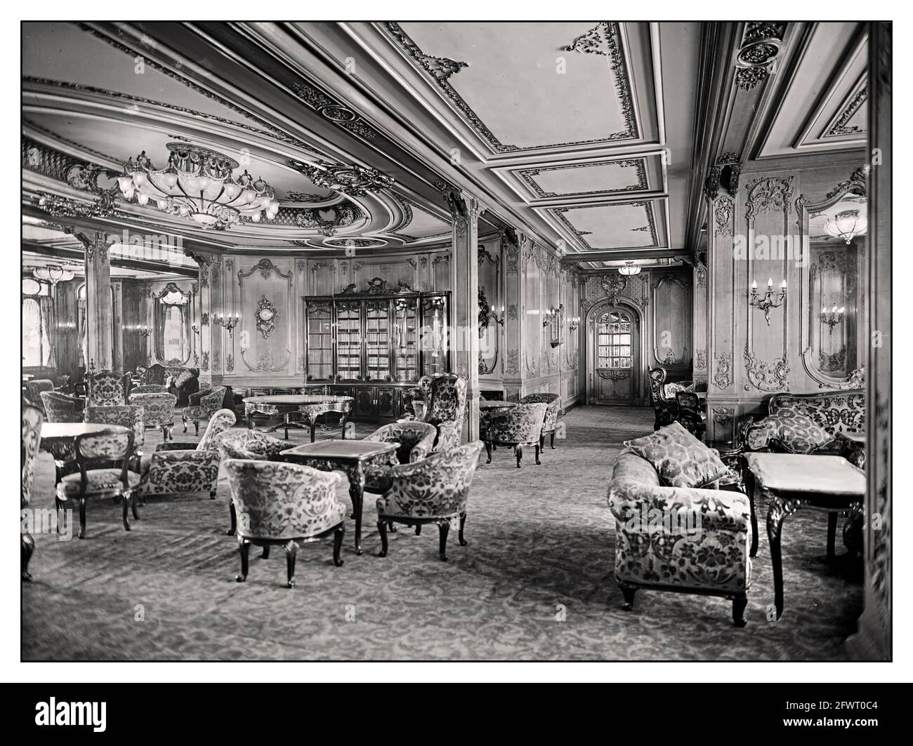TITANIC 1912 RMS Titanic Vintage First Class Lounge Interior 1900 Werbebroschüre und Zeitschriftenfoto in Schwarzweiß Stockfoto