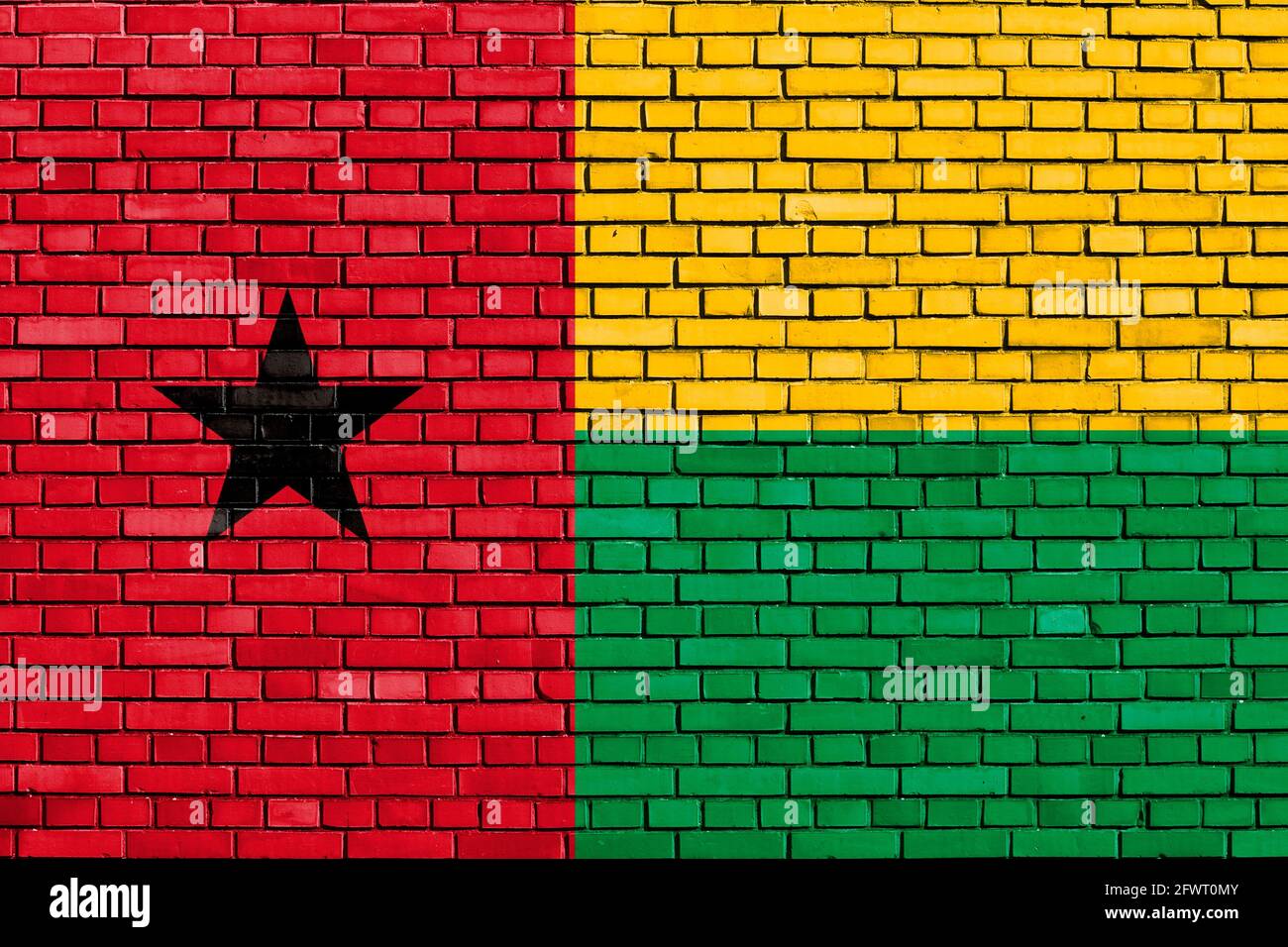 Flagge von Guinea-Bissau auf Ziegelmauer gemalt Stockfoto