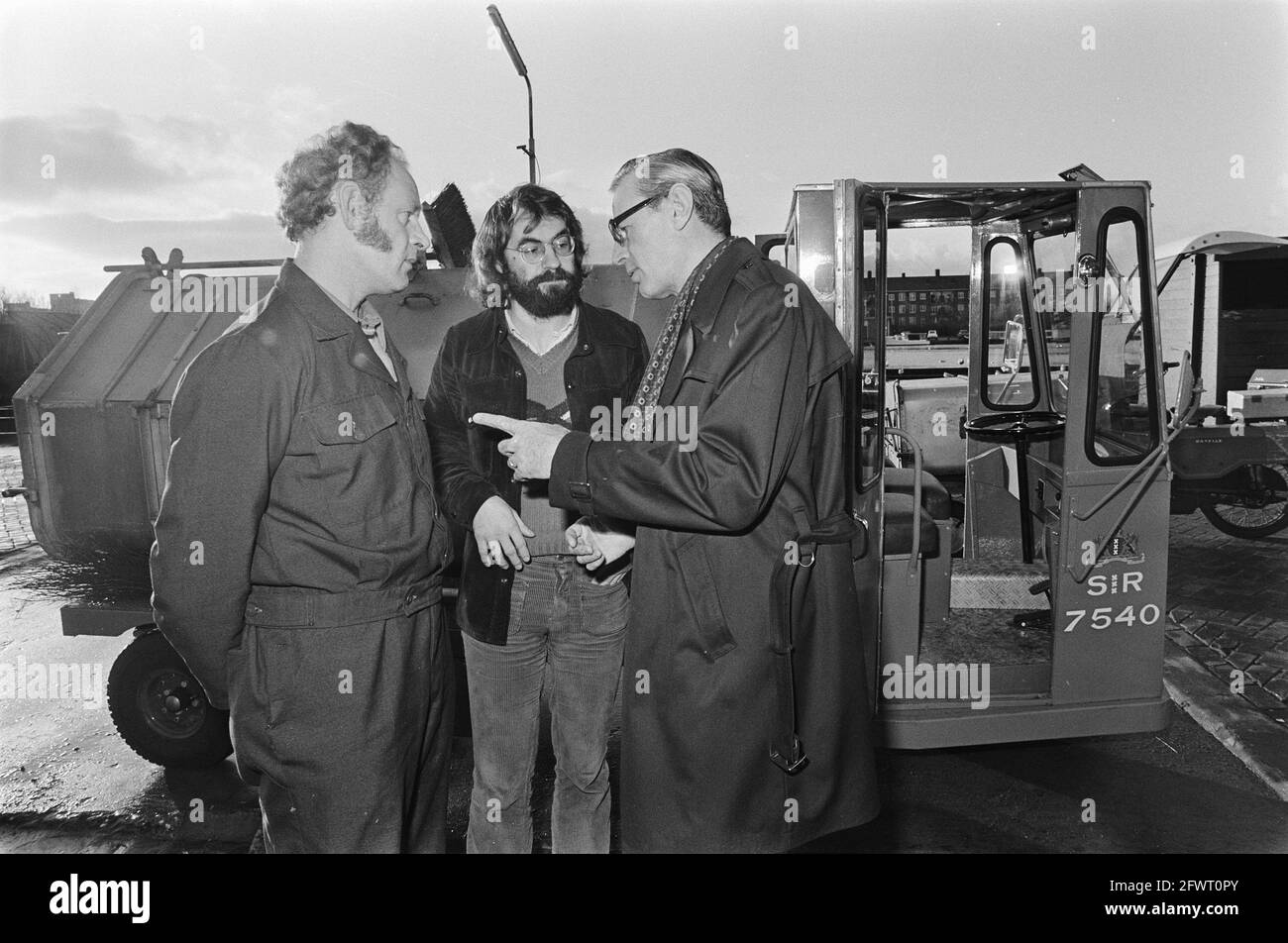 Neues Modell Müllwagen in den Händen von Roel van Duijn vorgestellt, von links nach rechts Rinus, Ratsmann Van Duijn und ir. G.E. Hardonk (Direktor Stadtreinigung), 8. Januar 1975, Direktoren, Ratsmitglieder, Niederlande, Presseagentur des 20. Jahrhunderts, Foto, Nachrichten zum erinnern, Dokumentarfilm, historische Fotografie 1945-1990, visuelle Geschichten, Menschliche Geschichte des zwanzigsten Jahrhunderts, Momente in der Zeit festzuhalten Stockfoto