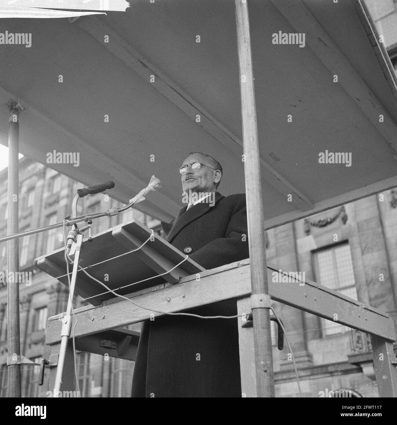 Tag der Vereinten Nationen in Amsterdam. Dr. Willem Drees während der Rede, 29. Oktober 1961, Reden, Niederlande, Foto der Presseagentur des 20. Jahrhunderts, Nachrichten zur Erinnerung, Dokumentarfilm, historische Fotografie 1945-1990, visuelle Geschichten, Menschliche Geschichte des zwanzigsten Jahrhunderts, Momente in der Zeit festzuhalten Stockfoto