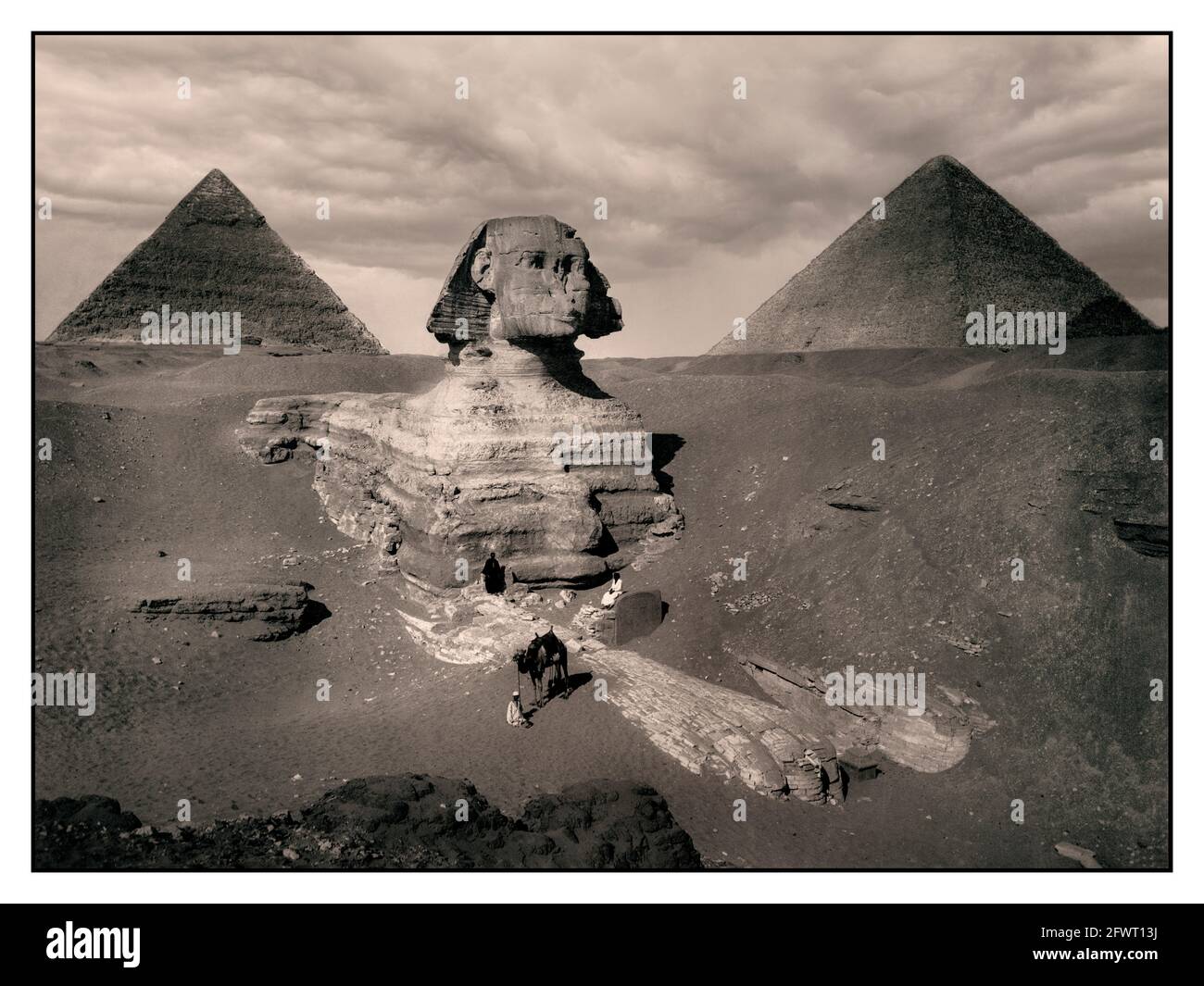 GIZA 1880 Vintage Pyramide Giza. Pyramide von Khafre und Sphinx 1880 s s s&w Sepia Bild von Giza. Ca. 2575 BC-ca. 2465 v. Chr. (Pyramide und Sphinx) Pyramiden von Gizeh, Muḩāfaz̧at Maţrūḩ, Ägypten Afrika Ägyptisch-ägyptisch, alt, 4. Dynastie die große Sphinx von Gizeh, allgemein als Sphinx von Gizeh oder einfach nur Sphinx bezeichnet, ist eine Kalksteinstatue einer liegenden Sphinx, Es ist ein mythisches Wesen mit dem Körper eines Löwen und dem Kopf eines Menschen, der direkt von Westen nach Osten blickt und steht auf dem Gizeh-Plateau am Westufer des Nils in Gizeh, Ägypten. Stockfoto