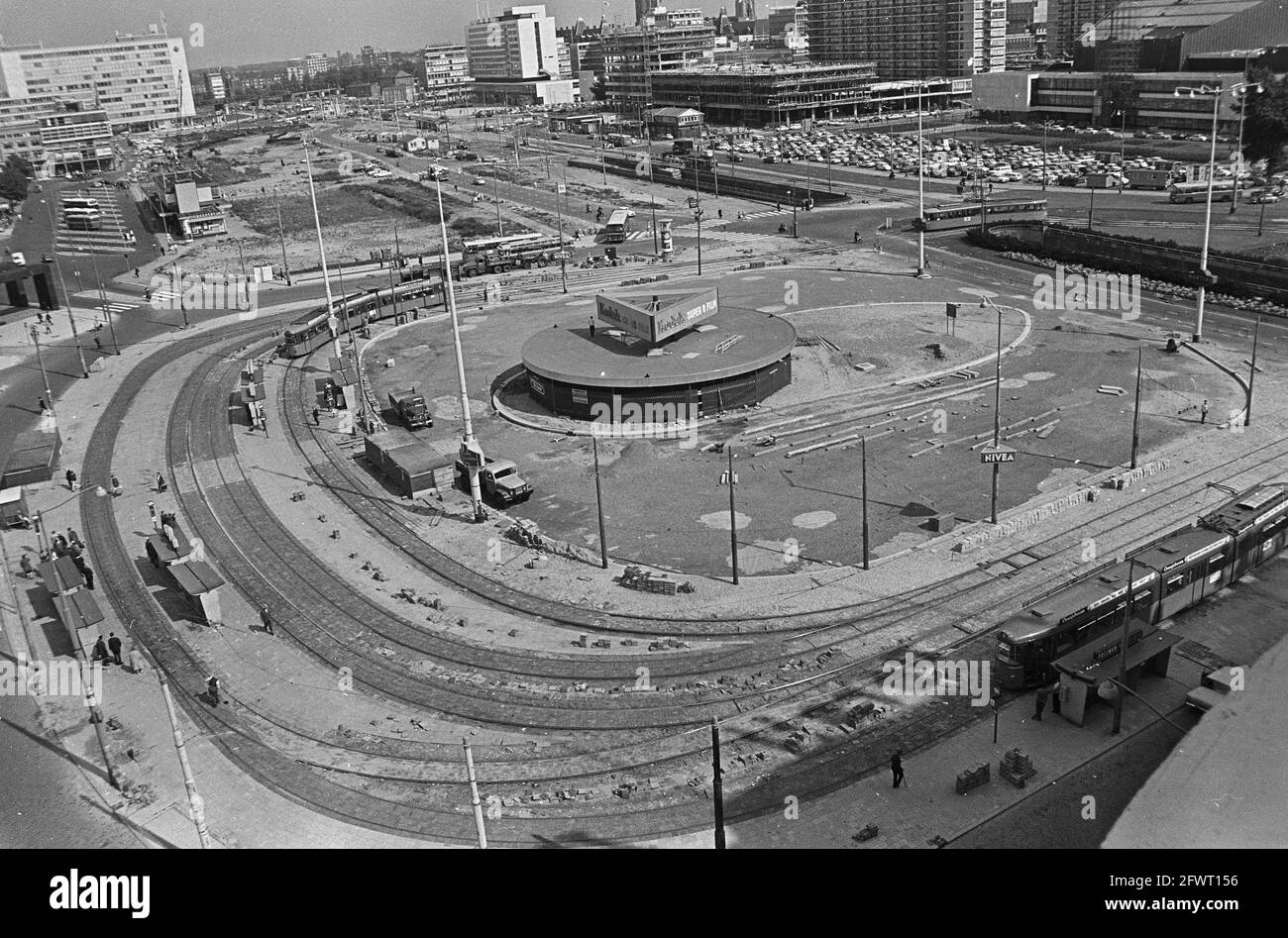 Neuer Bahnhofsplatz Rotterdam. In der Mitte des Platzes großer, runder Warteraum, 23. August 1967, Niederlande, Foto der Presseagentur des 20. Jahrhunderts, zu erinnerende Nachrichten, Dokumentarfilm, historische Fotografie 1945-1990, visuelle Geschichten, Menschliche Geschichte des zwanzigsten Jahrhunderts, Momente in der Zeit festzuhalten Stockfoto