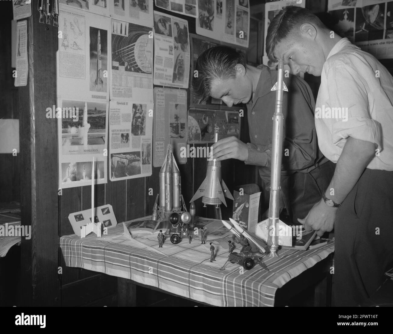 Sammlertag in den Koopmansbeurs in Amsterdam, Jungen schauen auf den Raumflugstand, 14. Mai 1960, JONGENS, SPACEFARE, Stände, Niederlande, Foto der Presseagentur des 20. Jahrhunderts, zu erinnerende Nachrichten, Dokumentarfilm, historische Fotografie 1945-1990, visuelle Geschichten, Menschliche Geschichte des zwanzigsten Jahrhunderts, Momente in der Zeit festzuhalten Stockfoto