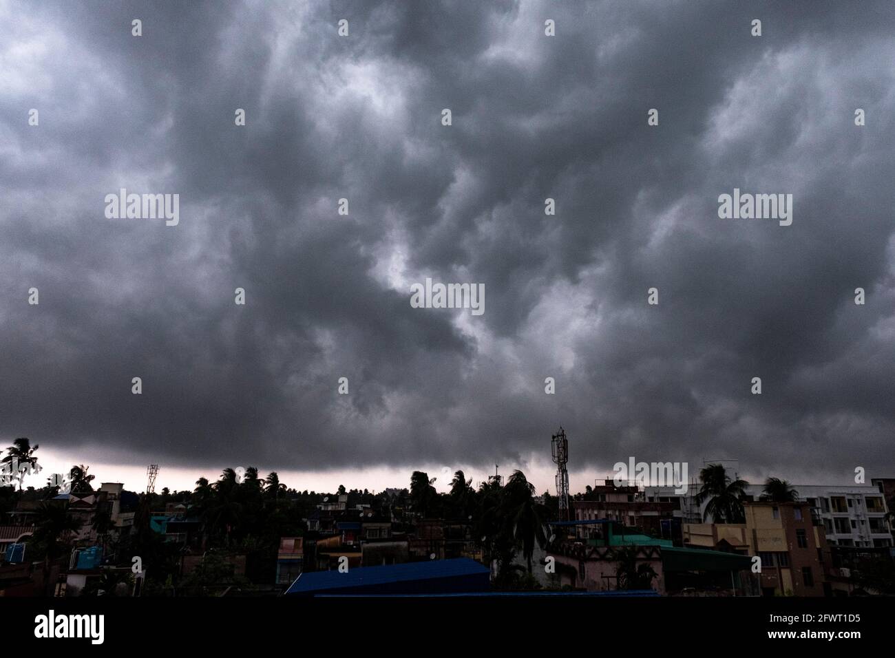 Kalkutta, Indien. Mai 2021. Blick auf eine dichte Wolkenformation in Kalkutta, bevor der Super Cyclone YAAS die Küstengebiete von West Bengal & Odisha trifft. (Foto von Dipayan Bose/SOPA Images/Sipa USA) Quelle: SIPA USA/Alamy Live News Stockfoto