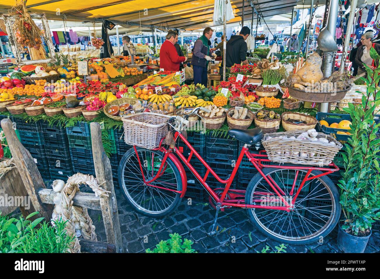 Rom, Italien. Obst- und Gemüsestände auf dem täglichen Markt im Campo dei Fiori. Das historische Zentrum von Rom ist ein UNESCO-Weltkulturerbe. Stockfoto
