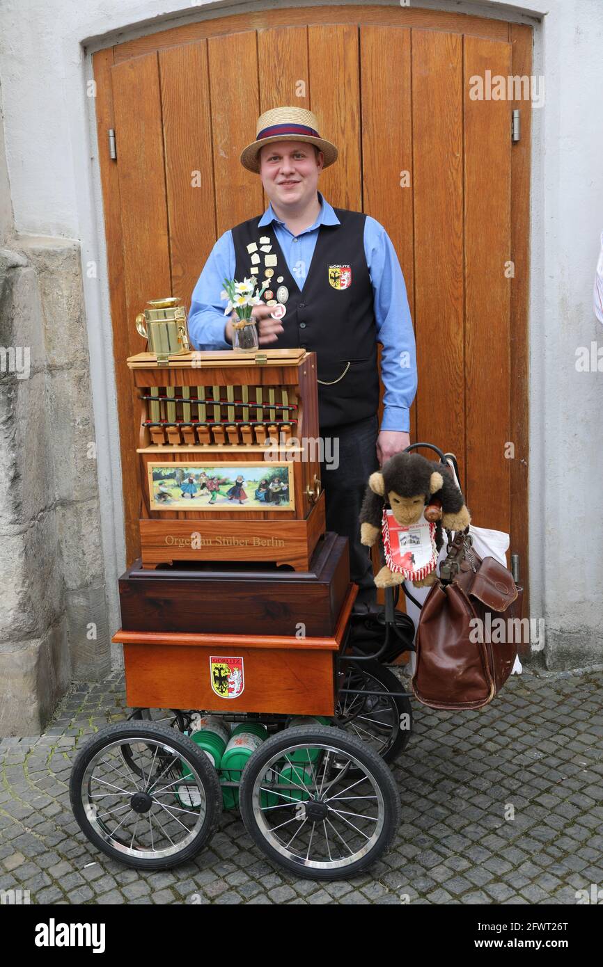 Ein Leierkasten-Mann auf dem Untermarkt in Görlitz am 24.05.2021 Drehorgel Stockfoto
