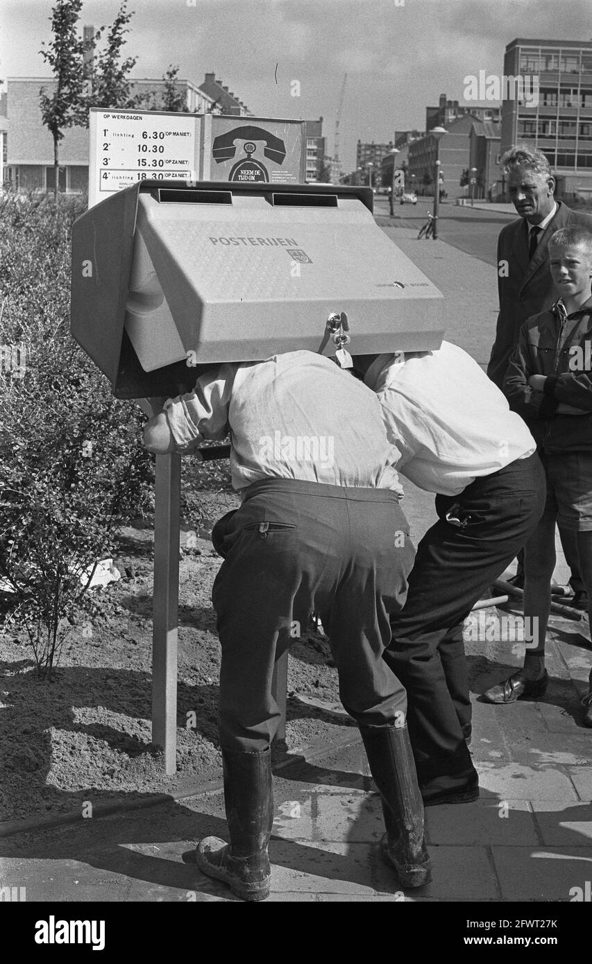 Neuer Briefkasten in Amsterdam aus Polyester in der Derkindenstraat in zwei Farben. Technische Mitarbeiter der PTT ziehen die letzten Schrauben fest, 11. Juli 1963, Postfächer, Post, Niederlande, Presseagentur des 20. Jahrhunderts, Foto, Nachrichten zum erinnern, Dokumentarfilm, historische Fotografie 1945-1990, visuelle Geschichten, Menschliche Geschichte des zwanzigsten Jahrhunderts, Momente in der Zeit festzuhalten Stockfoto
