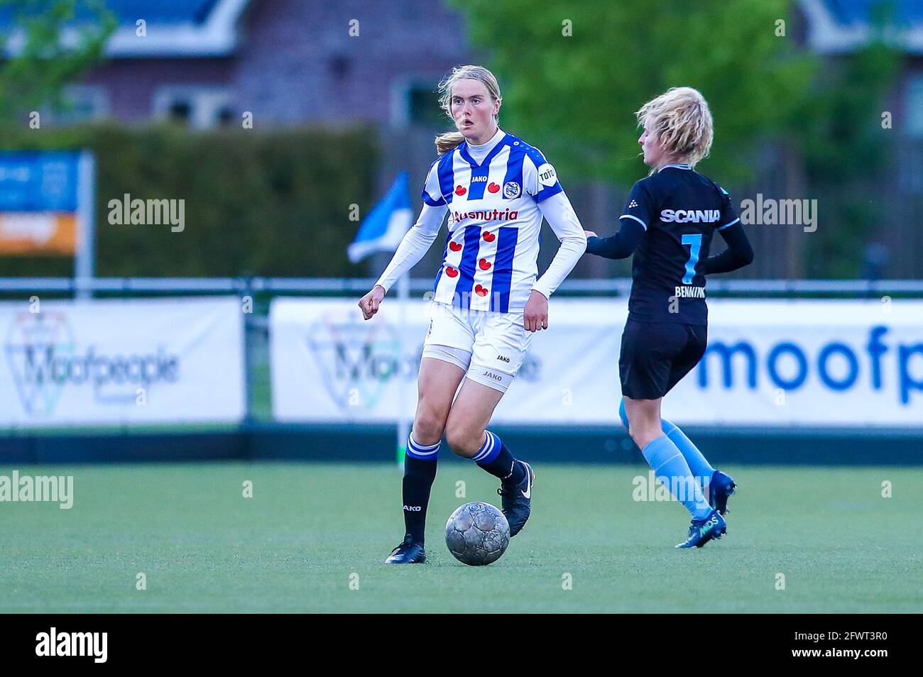 NIEUWEHORNE, NIEDERLANDE - 21. MAI: Roos van der Veen vom SC Heerenveen beim Frauenspiel der Pure Energy Eredivisie zwischen SC Heerenveen und PEC Zwol Stockfoto