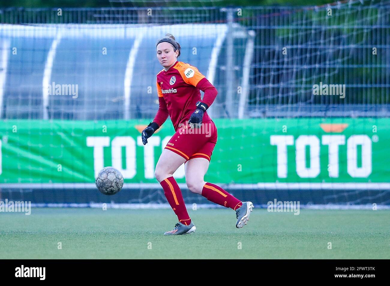 NIEUWEHORNE, NIEDERLANDE - MAI 21: Torhüterin Tess van der Flier vom SC Heerenveen beim Frauenspiel der Pure Energy Eredivisie zwischen dem SC Heerenveen Stockfoto