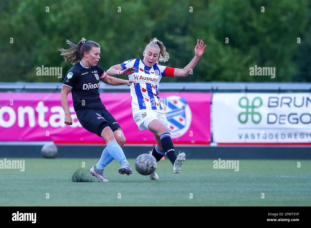 NIEUWEHORNE, NIEDERLANDE - MAI 21: Dominique Bruinenberg von PEC Zwolle, Danique van Ginkel vom SC Heerenveen während der Pure Energy Eredivisie Woman ma Stockfoto