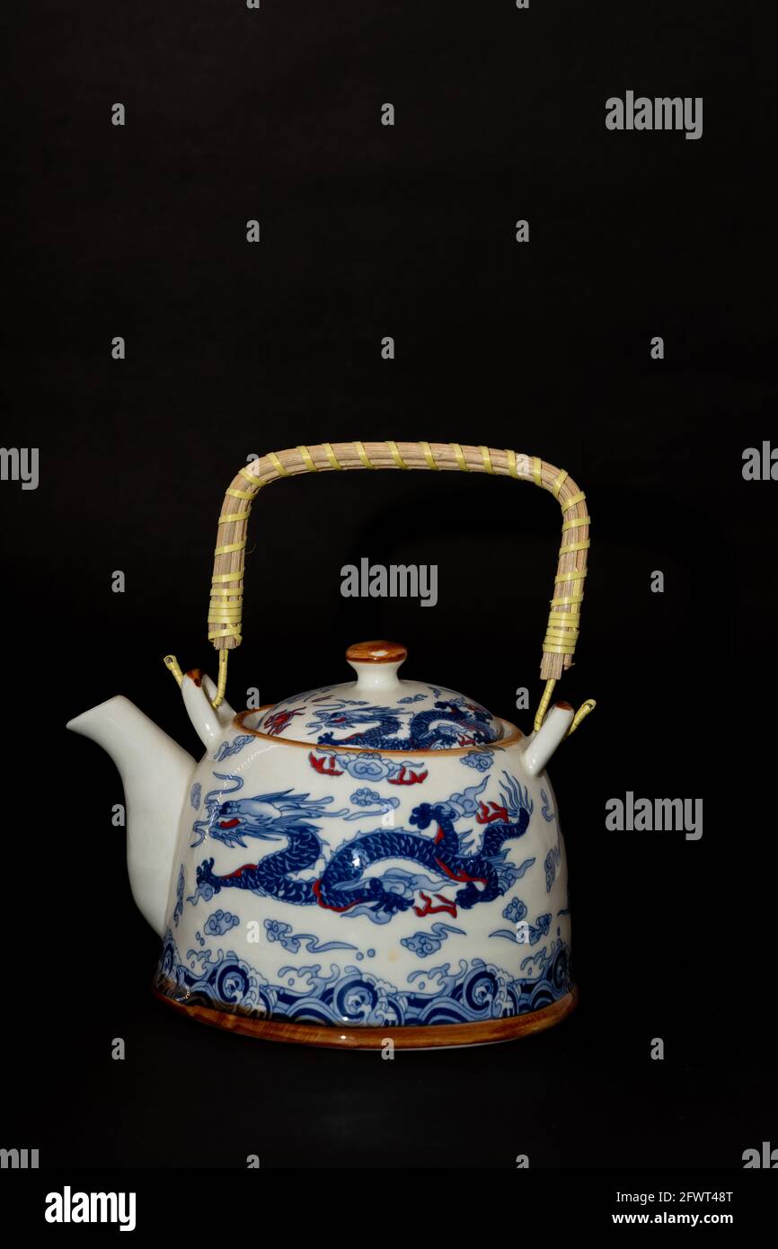 Eine schöne Teekocher mit Griff und traditionellen chinesischen Drachen Als Design darauf gemacht Stockfoto