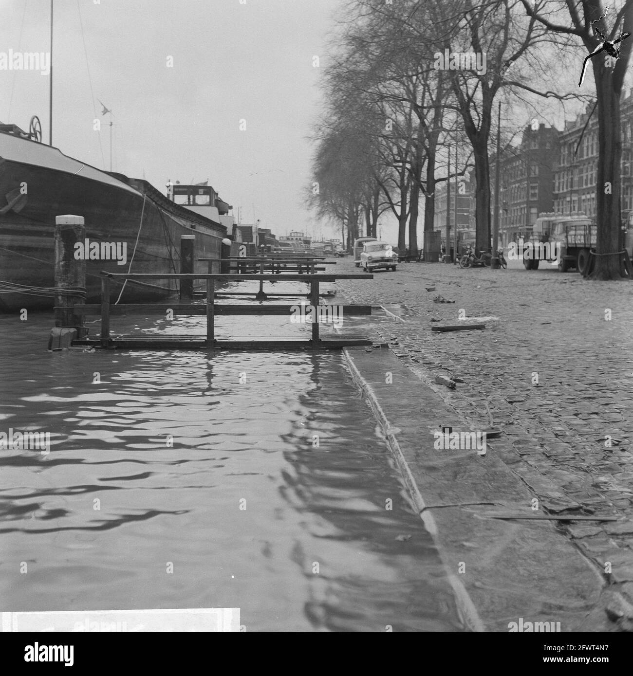 Wassernüchtigkeit in Rotterdam; Barge an einem Kai mit Wasser bis zum Rand festgemacht, 1. Dezember 1965, Lastkähne, Kais, Wassernüchtigkeit, Niederlande, Presseagentur des 20. Jahrhunderts, Foto, Nachrichten zum erinnern, Dokumentarfilm, historische Fotografie 1945-1990, visuelle Geschichten, Menschliche Geschichte des zwanzigsten Jahrhunderts, Momente in der Zeit festzuhalten Stockfoto