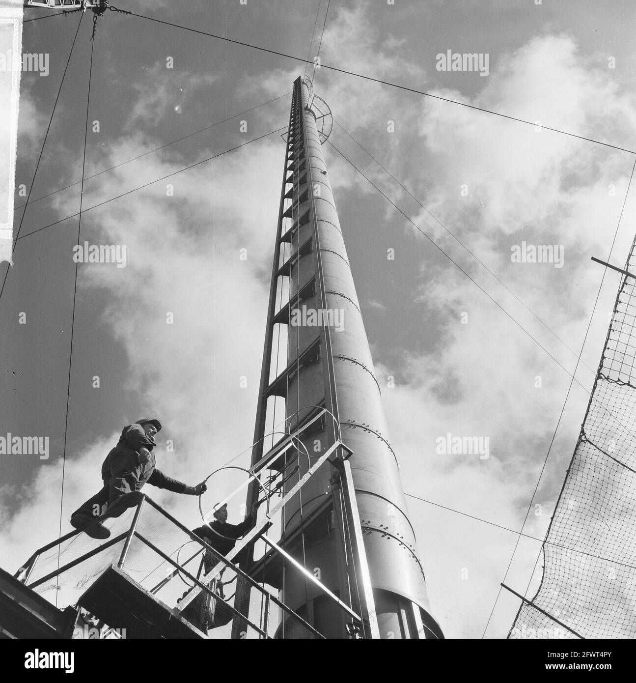Neuer Fernsehmast im Wieringermeer, mit dem Aufzug vor dem Turm, den die Arbeiter hochfahren, 3. August 1965, ARBEITER, Masten, Niederlande, Presseagentur des 20. Jahrhunderts, Foto, Nachrichten zum erinnern, Dokumentarfilm, historische Fotografie 1945-1990, visuelle Geschichten, Menschliche Geschichte des zwanzigsten Jahrhunderts, Momente in der Zeit festzuhalten Stockfoto