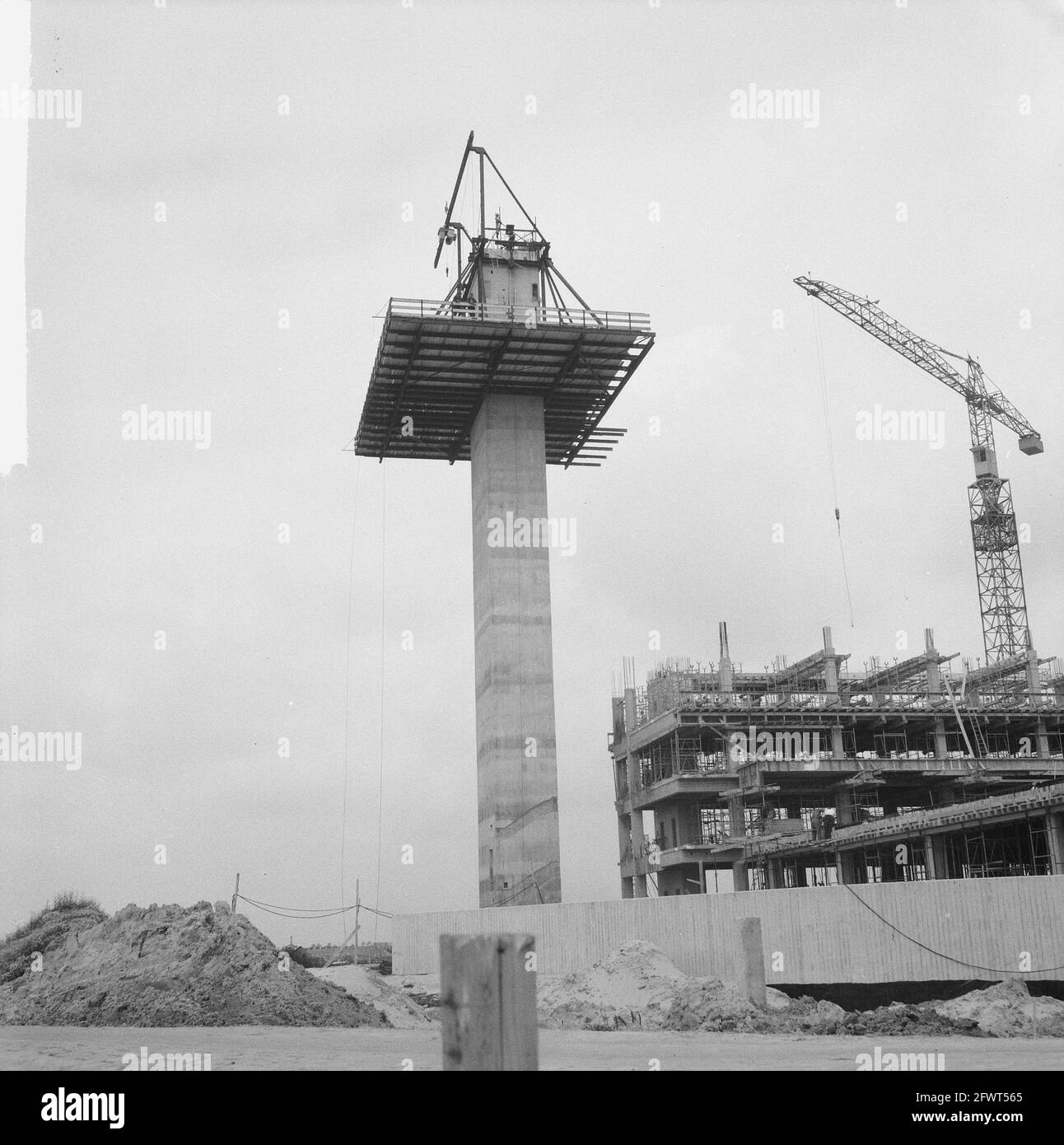 Neuer Kontrollturm des Flughafens Schiphol, 3. Juli 1964, Verkehrstürme, Niederlande, 20. Jahrhundert Presseagentur Foto, Nachrichten zu erinnern, Dokumentarfilm, historische Fotografie 1945-1990, visuelle Geschichten, Menschliche Geschichte des zwanzigsten Jahrhunderts, Momente in der Zeit festzuhalten Stockfoto