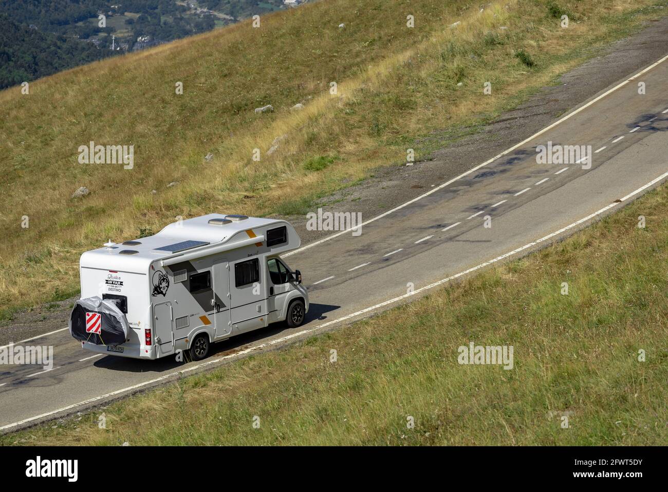 Aran-Tal an einem Sommermorgen, von der Straße nach Pla de Beret gesehen (Aran-Tal, Katalonien, Spanien, Pyrenäen) Stockfoto